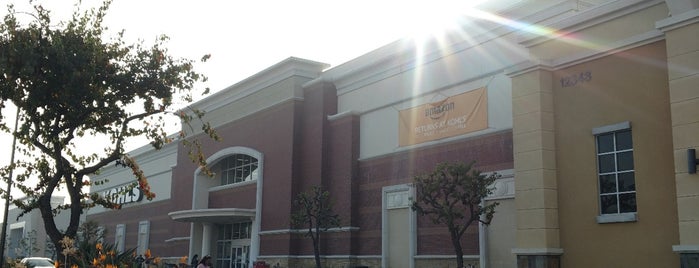 The Shops at Rossmoor is one of Tempat yang Disukai Ryan.