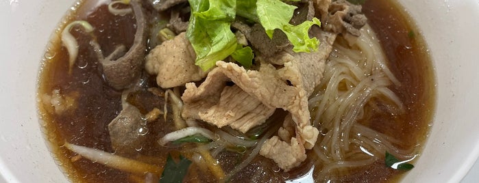 ไม้ม้วน ก๋วยเตี๋ยววัดดงมูลเหล็ก is one of Beef Noodles.bkk.