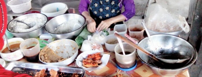 ร้านข้าวแกงท่ากินดิน is one of ร้านอาหารมุสลิม.