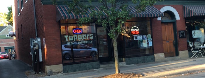 Toppers Pizza is one of Lugares favoritos de Ben.