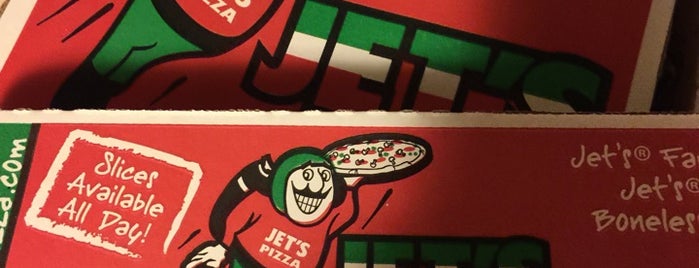 Jet's Pizza is one of สถานที่ที่ Ben ถูกใจ.