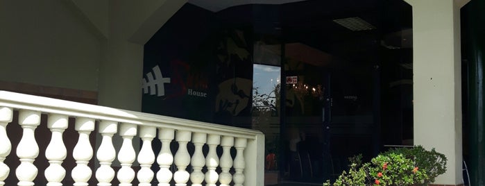 Sushi House is one of Lugares favoritos de comida en Panamá City.