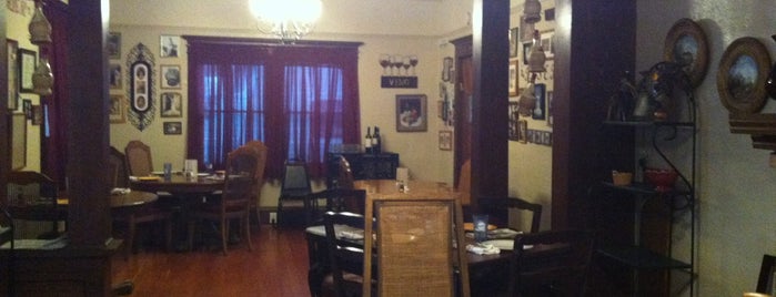 Carmine's Italian Restaurant is one of สถานที่ที่ Jenn ถูกใจ.