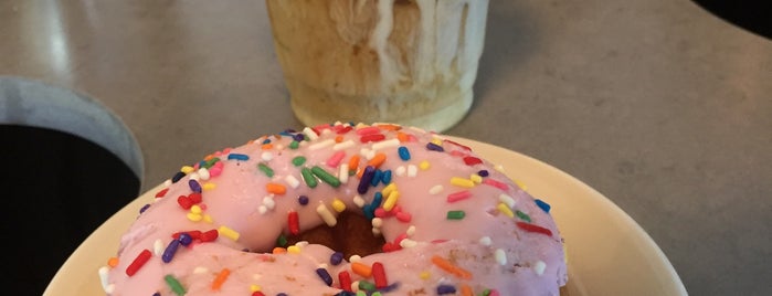 Top Pot Doughnuts is one of Tempat yang Disukai Enrique.