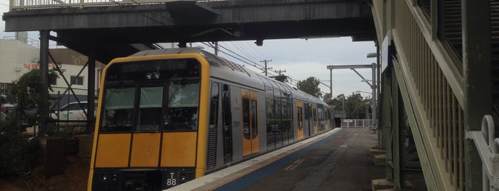 Platforms 1 & 2 is one of Sydney Trains (K to T).