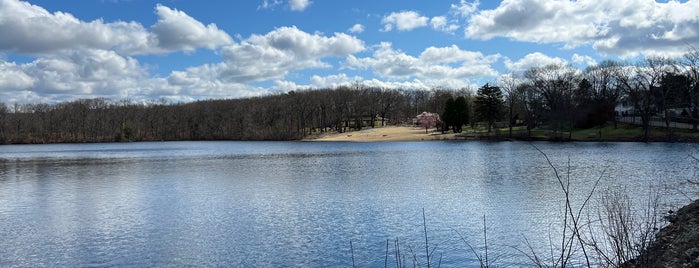 Wrights Pond is one of Places to see.