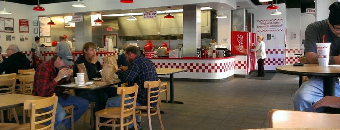 Five Guys is one of Marceloさんのお気に入りスポット.