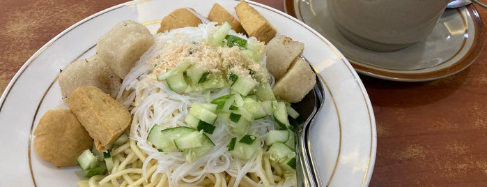 Pempek & Es Kacang Vico is one of kuliner Jajanan Rakyat.