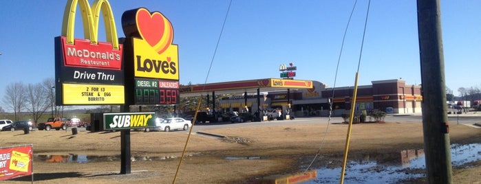 Love's Travel Stop is one of Nancyさんのお気に入りスポット.