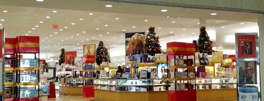 Dillard's is one of Tempat yang Disukai Jennifer.