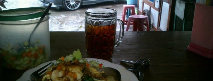 Nasi Goreng & Bakmi Jowo Pak Yanto SMG is one of Cikarang.