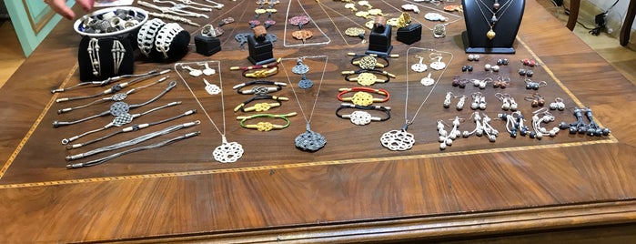 Bahtışen Jewelry is one of Locais curtidos por Aylin.
