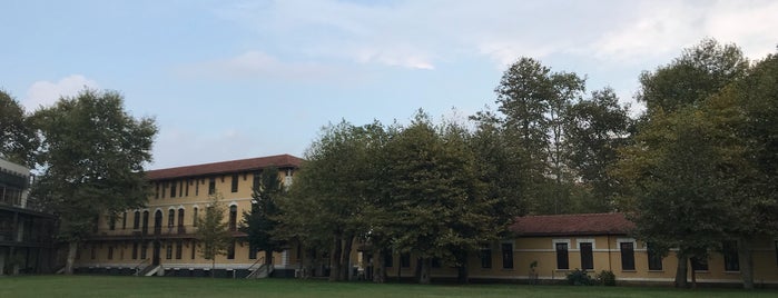 İstanbul Bilgi Üniversitesi is one of สถานที่ที่ Aylin ถูกใจ.