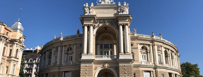 Одеський національний академiчний театр опери та балету / Odessa National Opera and Ballet Theatre is one of สถานที่ที่ Aylin ถูกใจ.