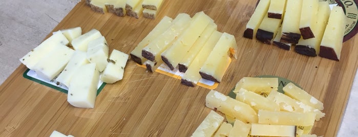Vella Cheese Company is one of Lugares favoritos de Bobbie.