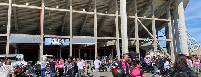 Estadio Mary Terán de Weiss is one of En la Ciudad.