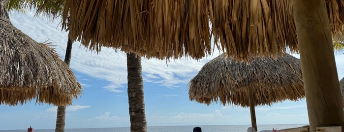 Infinity Beach Bar & Grill is one of Curação.