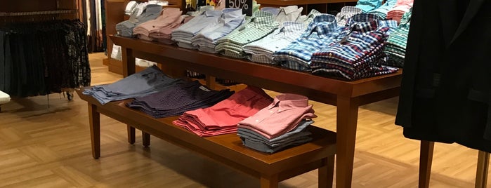Brooks Brothers Outlet is one of Bradford 님이 좋아한 장소.