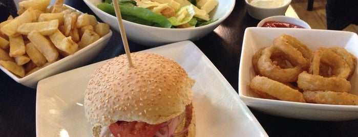 Handmade Burger Co is one of Madi's Saved Places.