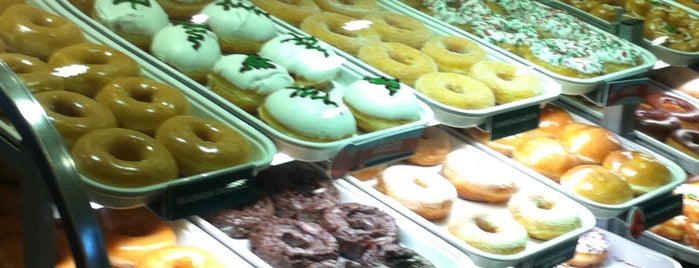 Krispy Kreme is one of Locais curtidos por Alejandro.