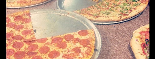 College Pizza is one of Lugares favoritos de David.