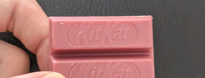 KITKAT Chocolatory is one of Locais curtidos por Tomo.