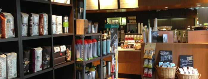 Starbucks is one of Orte, die Rosana gefallen.