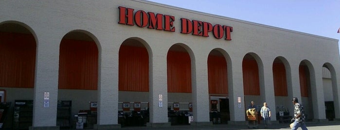 The Home Depot is one of Lugares favoritos de Pietro.