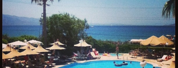 Golden Beach Hotel is one of Posti che sono piaciuti a Turgut Can.