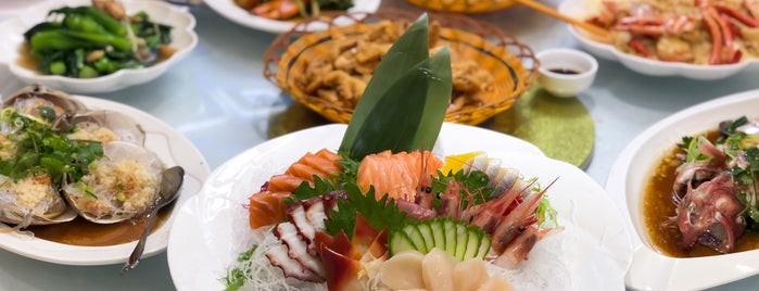 Tung Kee Seafood Restaurant is one of Tempat yang Disukai Lisa.