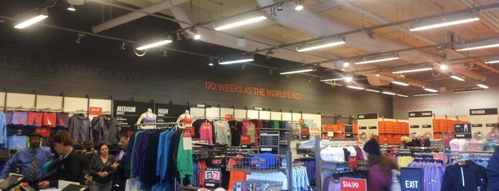 Nike Factory Store is one of Tempat yang Disimpan John.