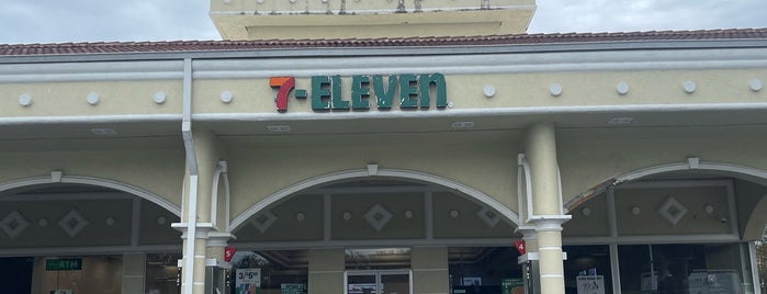 7-Eleven is one of สถานที่ที่ Lizzie ถูกใจ.