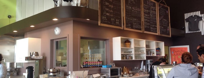 Cowlick's Ice Cream Cafe is one of Tempat yang Disukai Jen.