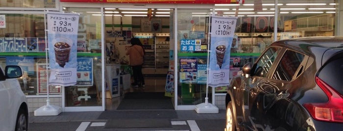 FamilyMart is one of 知多半島内の各種コンビニエンスストア.