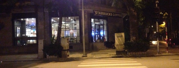 Starbucks is one of Lugares favoritos de Oksana.
