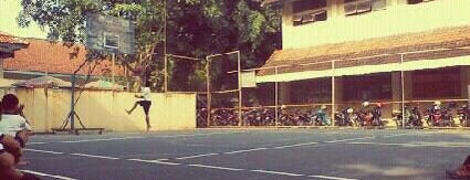 Lapangan Basket SMK Negeri 2 Surakarta is one of SEKOLAH !.