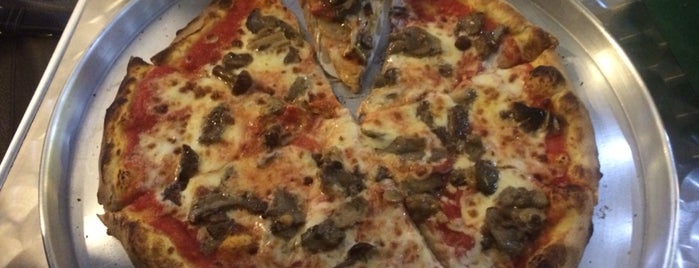 Viva Pizza is one of สถานที่ที่ Eduardo ถูกใจ.