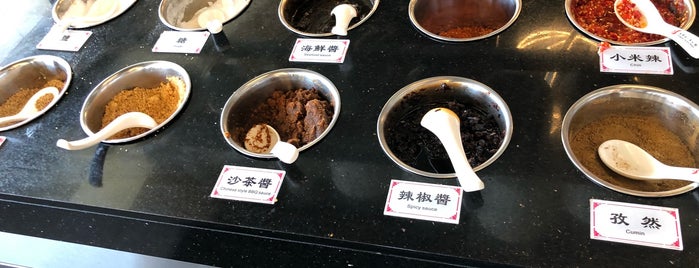 重庆刘一手火锅 is one of 湾区吃饭的地方.