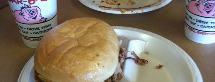 Hog Wild Pit Bar-B-Q is one of Locais curtidos por Josh.