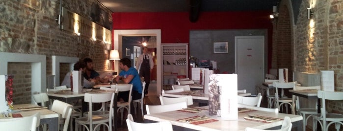 Pizzeria Ristorante Rossopomodoro is one of Tempat yang Disukai Valentina.