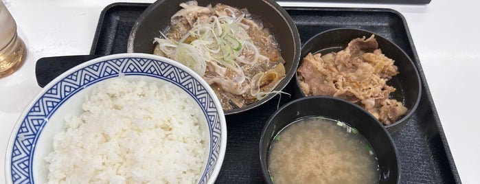 Yoshinoya is one of Lugares favoritos de Hideo.