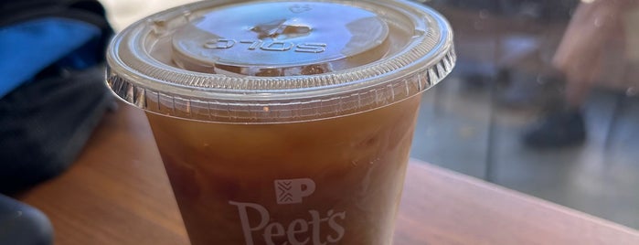 Peet's Coffee & Tea is one of Tempat yang Disukai Doc.