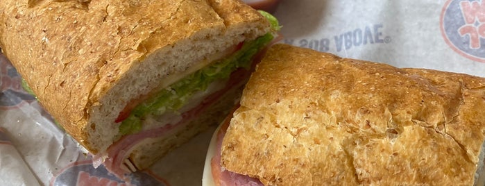 Jersey Mike's Subs is one of Locais curtidos por corinne.