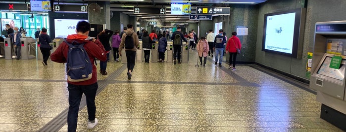 MTR Chai Wan Station Platform 1 柴灣站1號月台 is one of Robert'in Beğendiği Mekanlar.