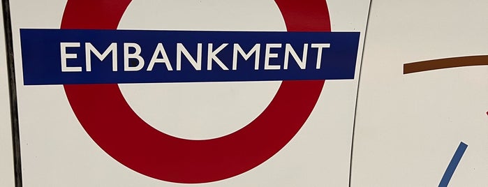 Embankment London Underground Station is one of Mike'nin Beğendiği Mekanlar.