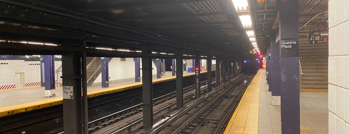 MTA Subway - Queens Plaza (E/M/R) is one of สถานที่ที่บันทึกไว้ของ Mirinha★.