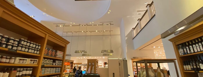 Williams-Sonoma is one of Peteさんのお気に入りスポット.