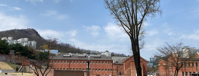 Seodaemun Prison History Hall is one of สถานที่ที่ Veronica ถูกใจ.