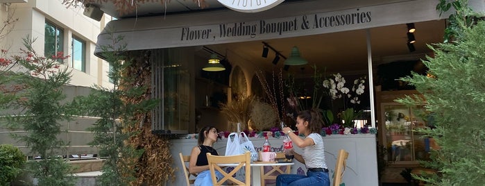 Ema Floral Cafe is one of Tunalı.