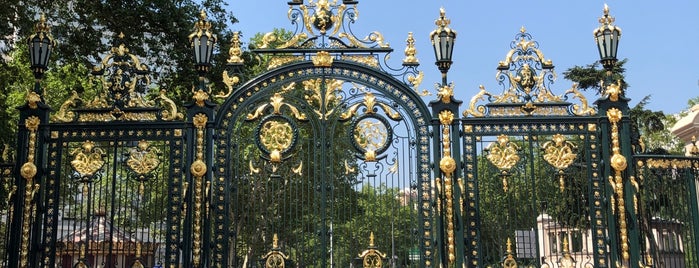 Porte des Enfants du Rhône is one of Lugares favoritos de Thierry.